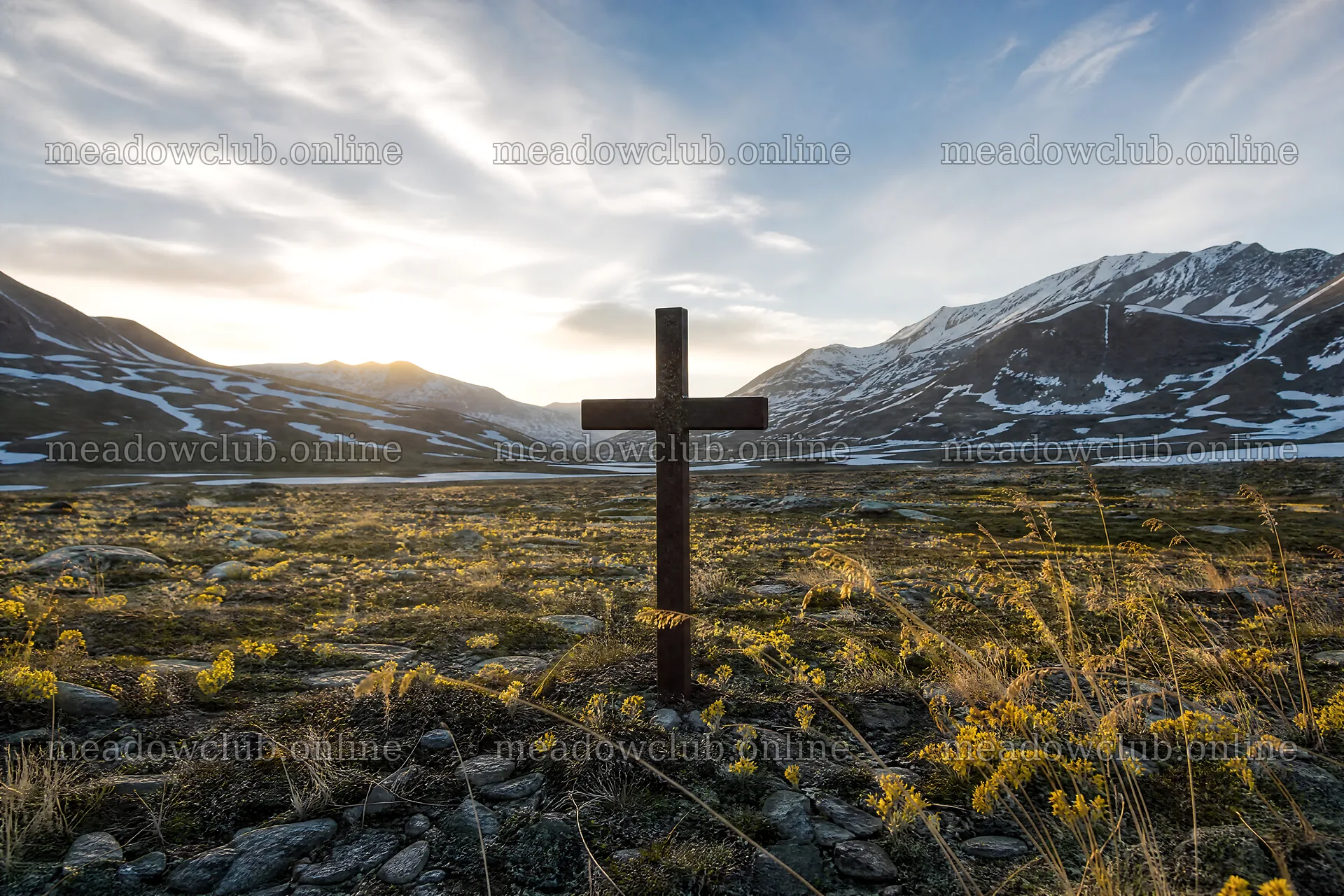 Christian cross in winter mountain meadow at sunset – meadow photos 9722x6480