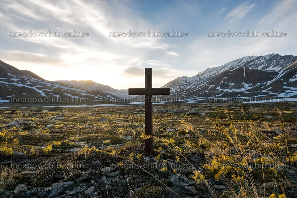 Christian cross in winter mountain meadow at sunset – meadow photos 9722x6480