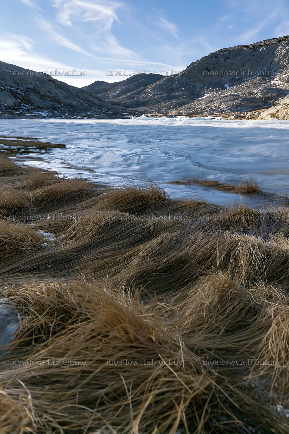 Frozen tarn meadow with grass and mountains in the background – meadow photos 6480x9722