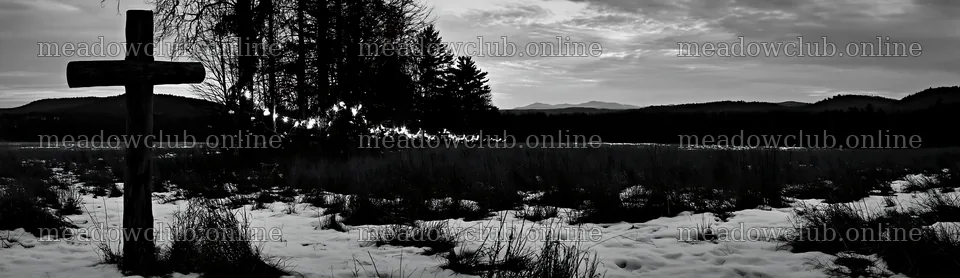 Rustic Christian cross stands in winter meadow landscape – meadow photos 14762x4268