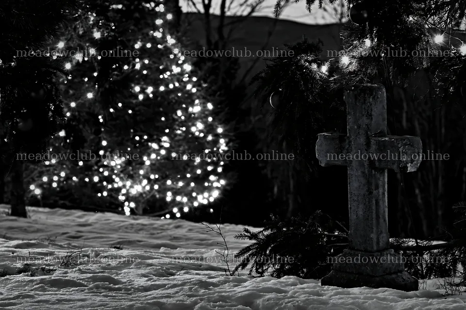 Weathered Christian cross in snowy meadow at dusk – meadow photos 9722x6480