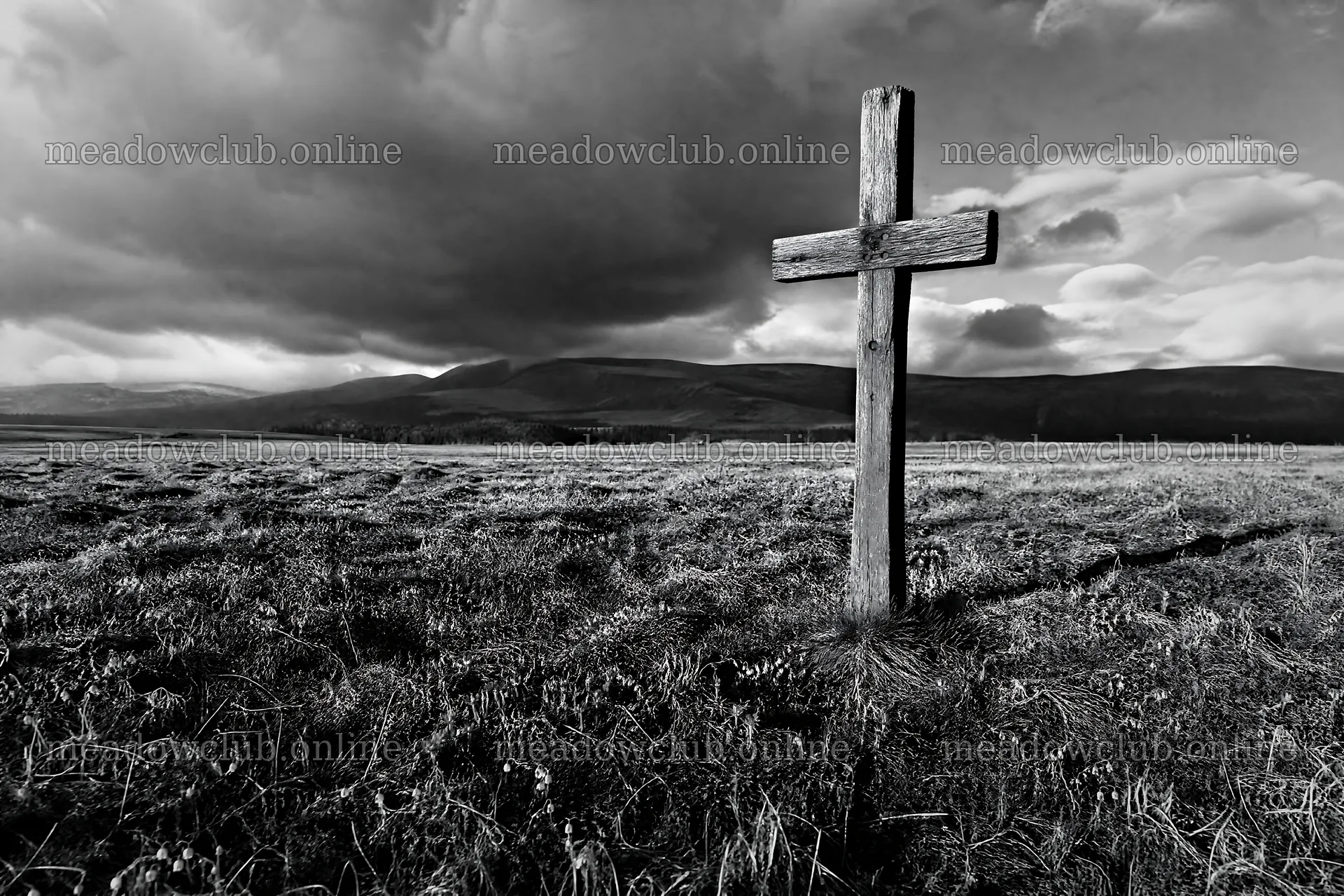 Christian cross in winter meadow with sunlight – meadow photos 9722x6480