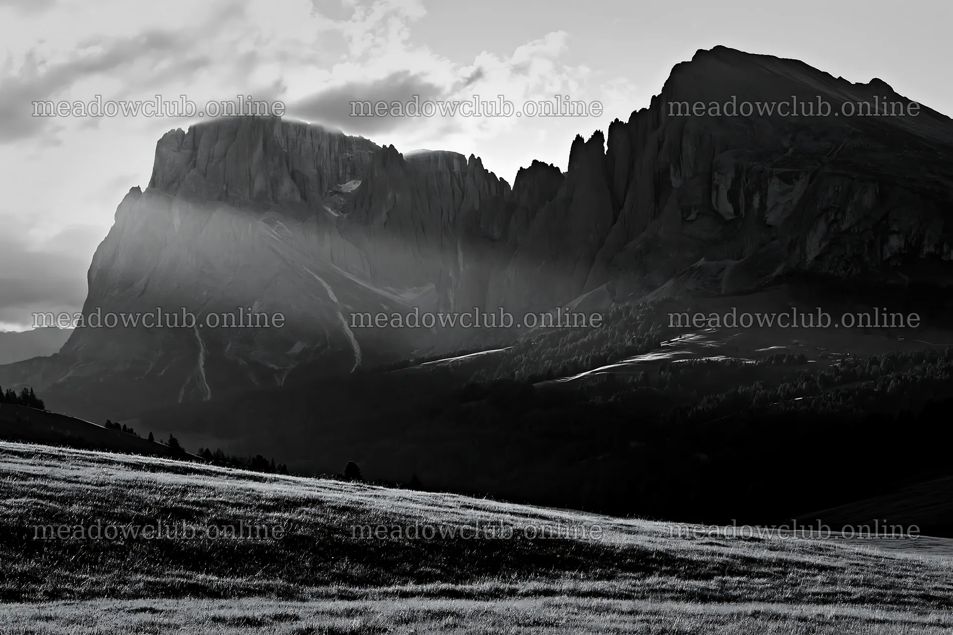 Sunbeams shine on Alpe di Siusi meadow with mountains in view – meadow photos 9722x6480