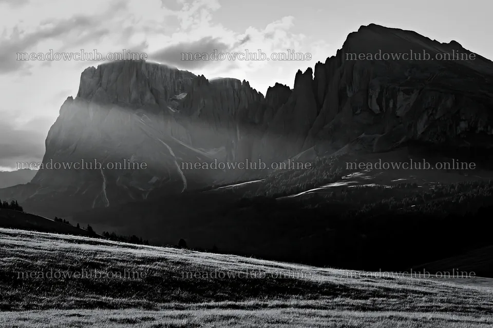 Sunbeams shine on Alpe di Siusi meadow with mountains in view – meadow photos 9722x6480